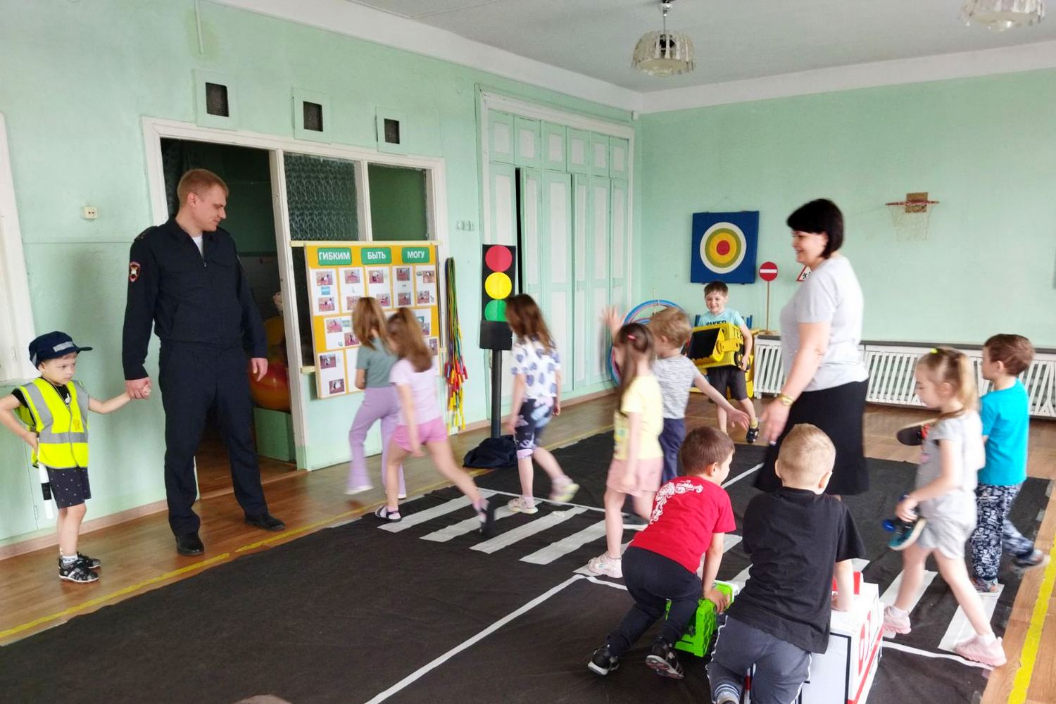 Сотрудники Госавтоинспекции приняли участие в развлекательной игре по Правилам дорожного движения для дошкольников.